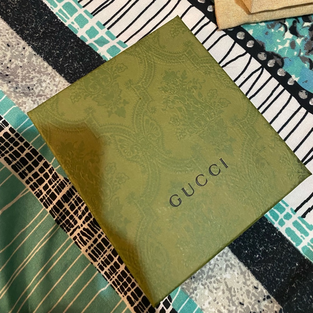 Men’s Gucci signature bifold wallet